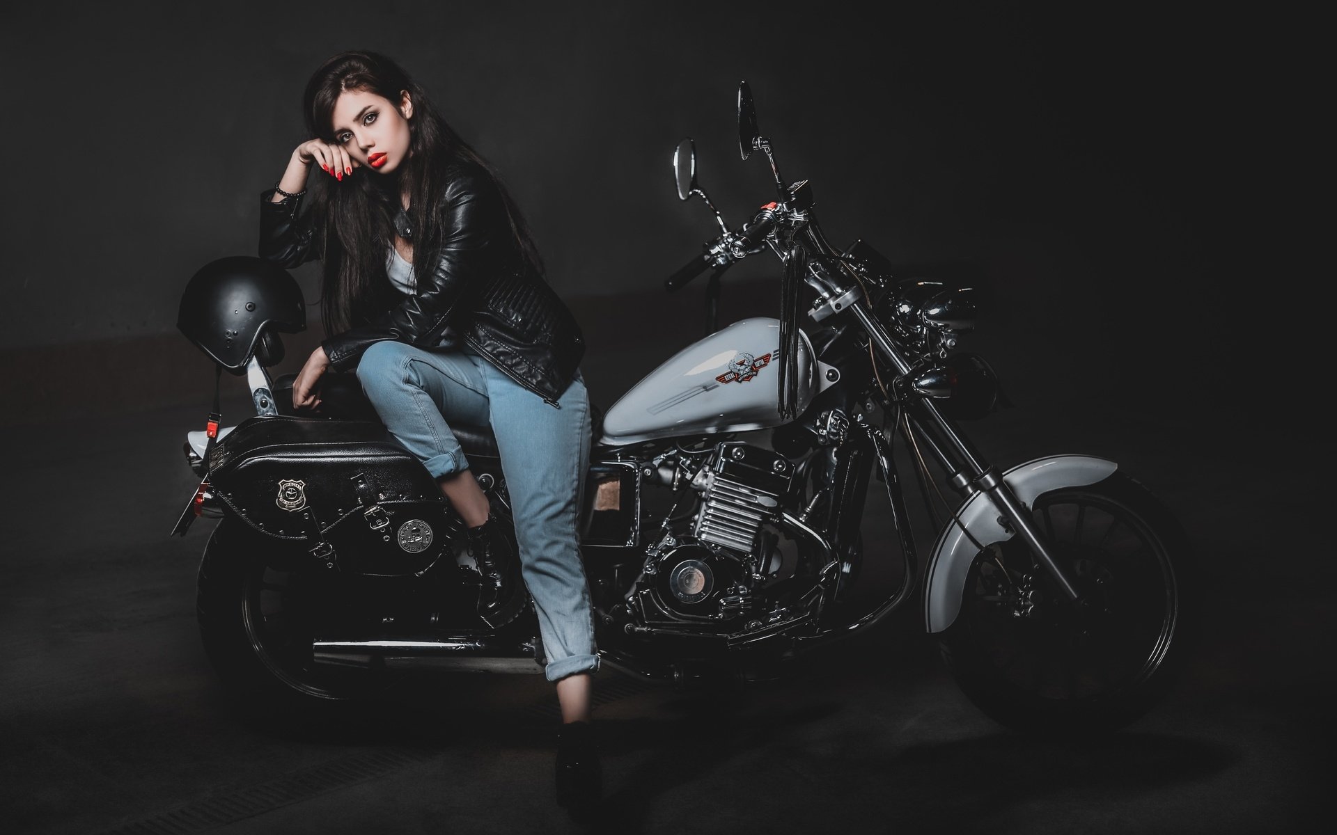 Biker girls: style and drive brings the glow — live moments in Los Angeles