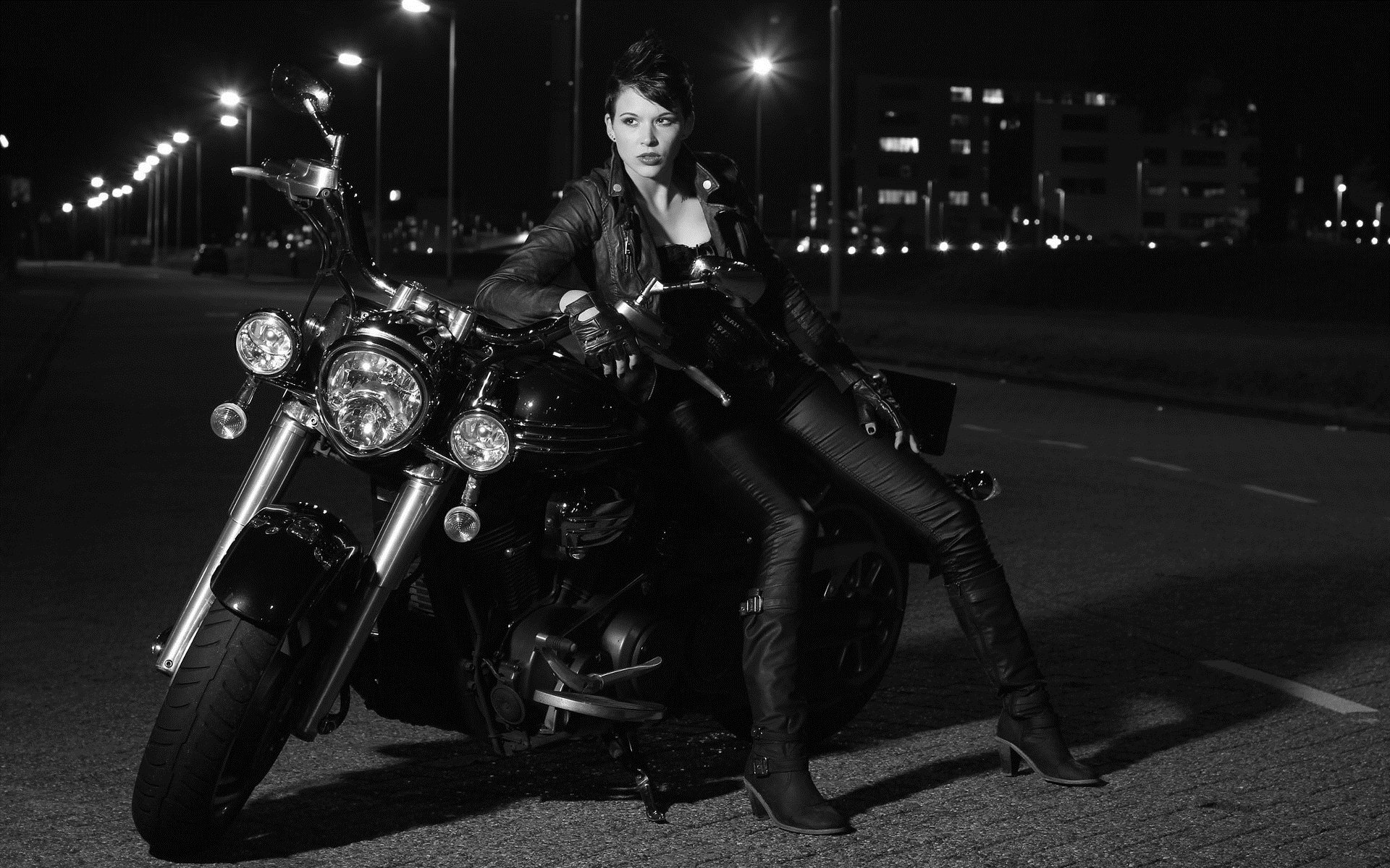 Photo Beautiful girls and motorcycles in Los Angeles