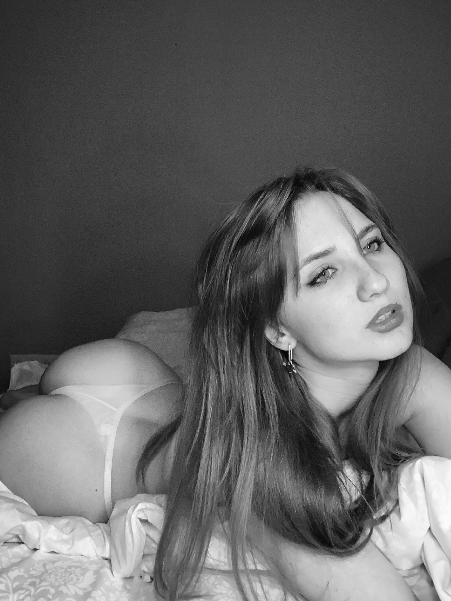Take a pause and enjoy Nata nude — streaming from Los Angeles